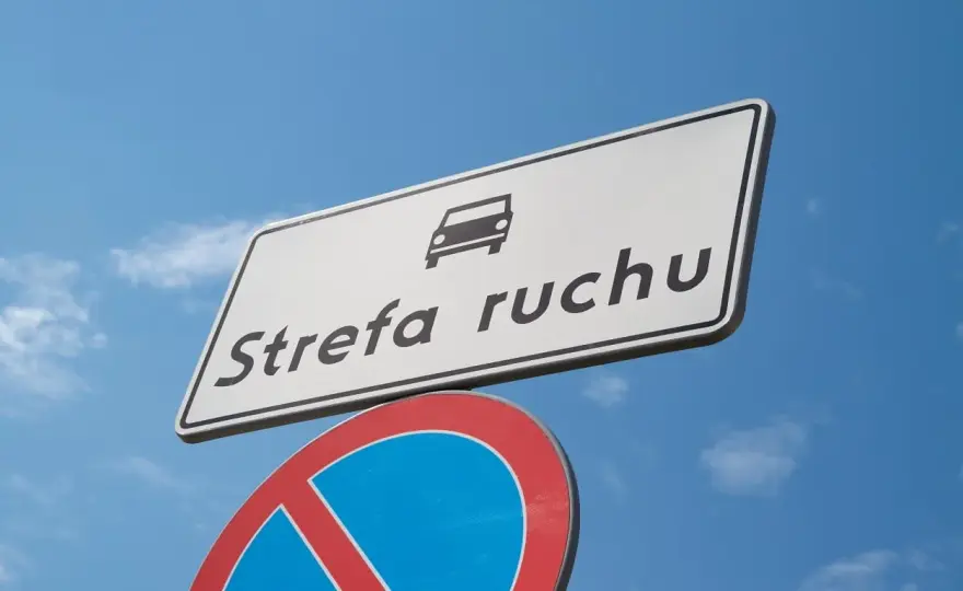 Kto stawia znaki drogowe na osiedlu? Sprawdź, kto odpowiada za oznakowanie
