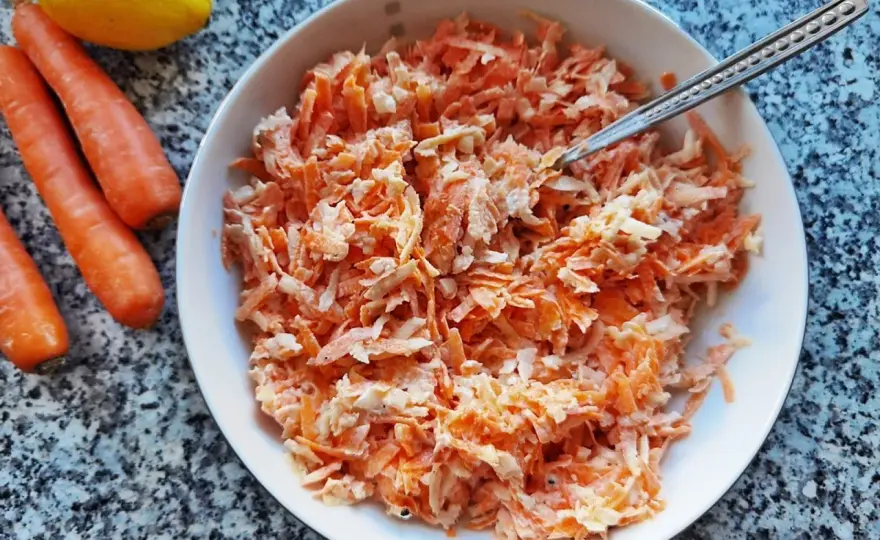 Surówka z marchewki jak z restauracji - przepis i sekret smaku