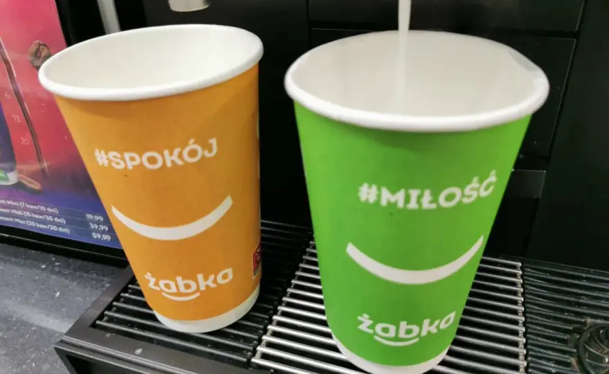 Duża kawa w Żabce - Ile ma ml i który rozmiar warto wybrać?