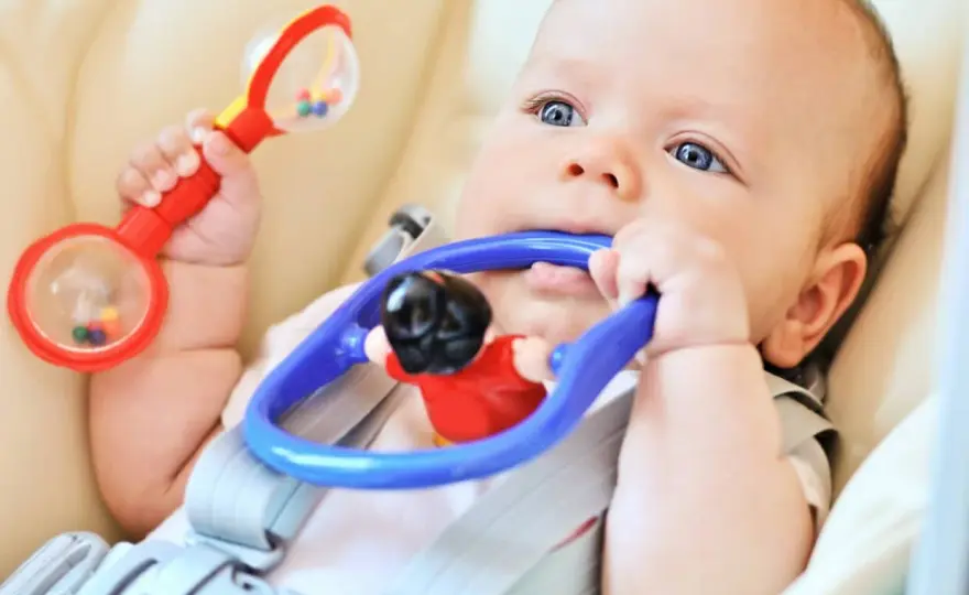 Quando il neonato inizia ad afferrare gli oggetti?