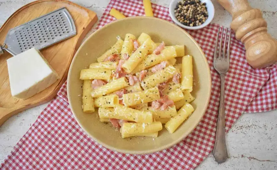 Rigatoni Carbonara - Przepis na idealny, kremowy sos bez śmietany