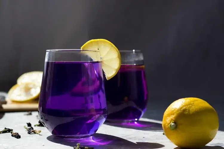 Fioletowy drink: Przepisy i sekrety idealnego koloru