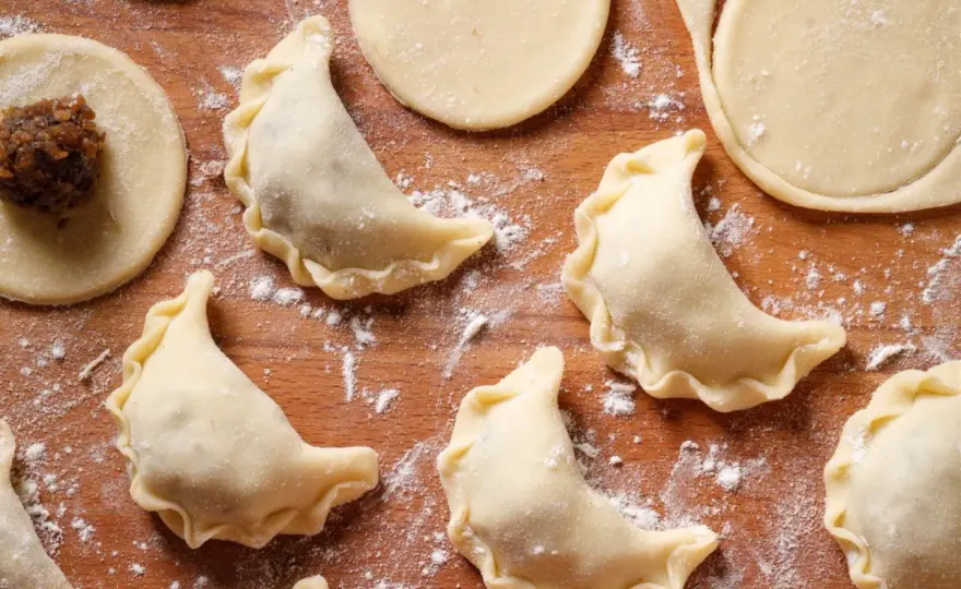 Pierogi z kaszą gryczaną i twarogiem - jak zrobić, by nie pękały?