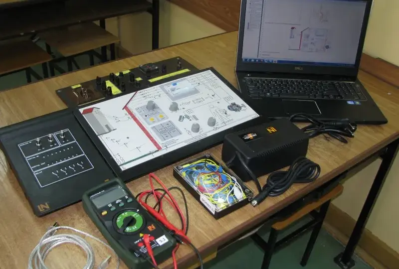 Technik elektryk: jakie przedmioty rozszerzone są kluczowe dla sukcesu?