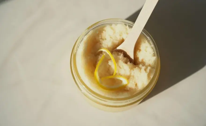 Twój peeling cukrowy DIY: Gładka skóra z kuchni w 5 minut!