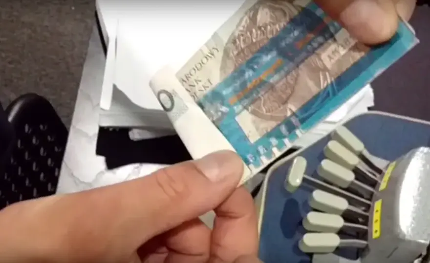 Jak niewidomi rozpoznają banknoty? Praktyczne metody i narzędzia