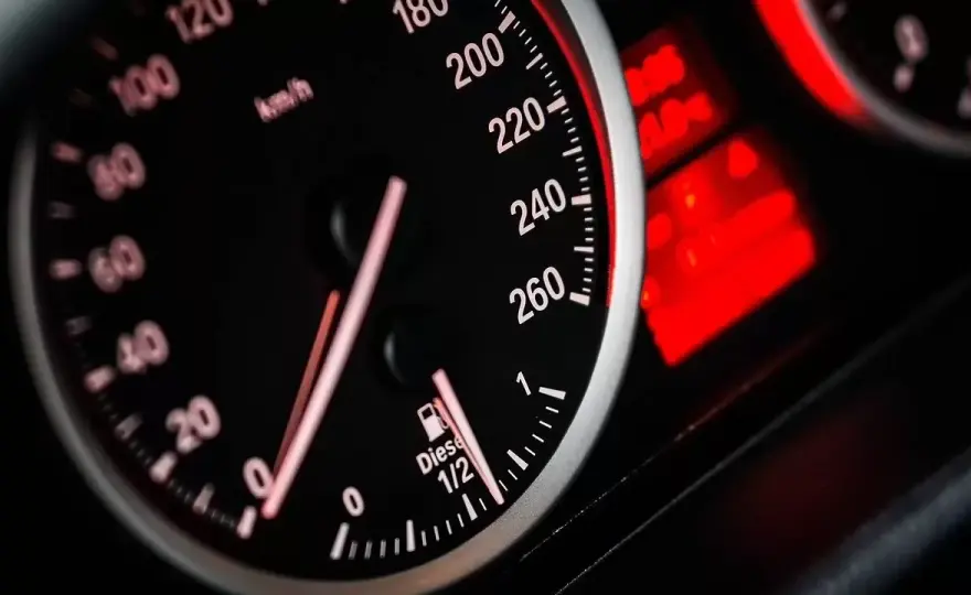 Przekroczenie prędkości o 27 km – jaki mandat i jak go uniknąć