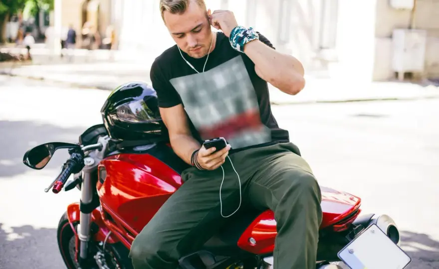 Música en moto - ¿Legal en España? Evita multas y dudas