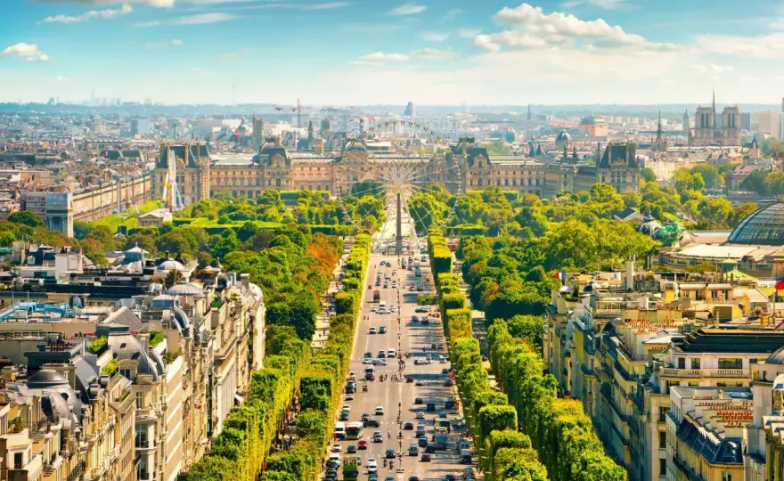 Ile leci się do Paryża? Odkryj czas lotu z Polski i praktyczne porady