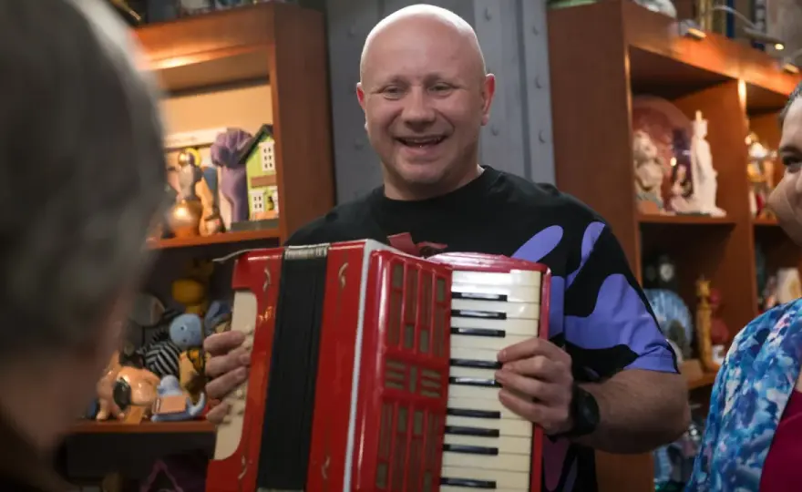 Ile lat ma Mariusz z "Lombardu"? Wiek aktora i postać