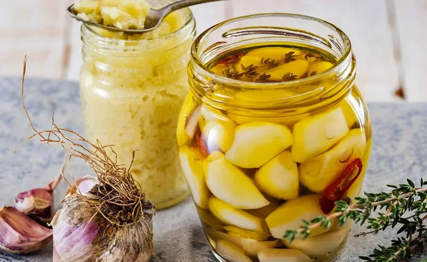 Knoblauch einlegen - so klappt es mit Essig, Salzlake oder Öl