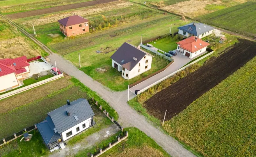 Jaka odległość budynku od granicy działki? Poznaj wszystkie zasady