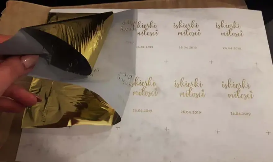 Jak zrobić złote napisy na zaproszeniach? 4 proste metody DIY