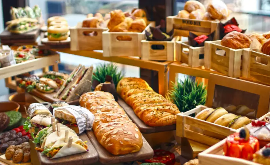 Koszty cateringu na 20 osób: Jak zaplanować budżet bez niespodzianek?