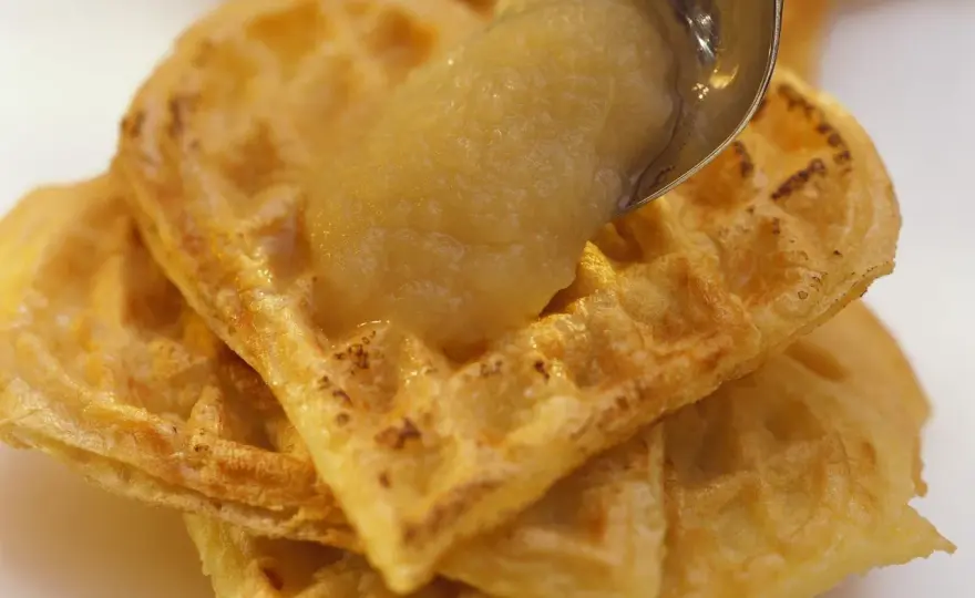 Waffeln mit Apfelmus - So schmeckt der Klassiker perfekt