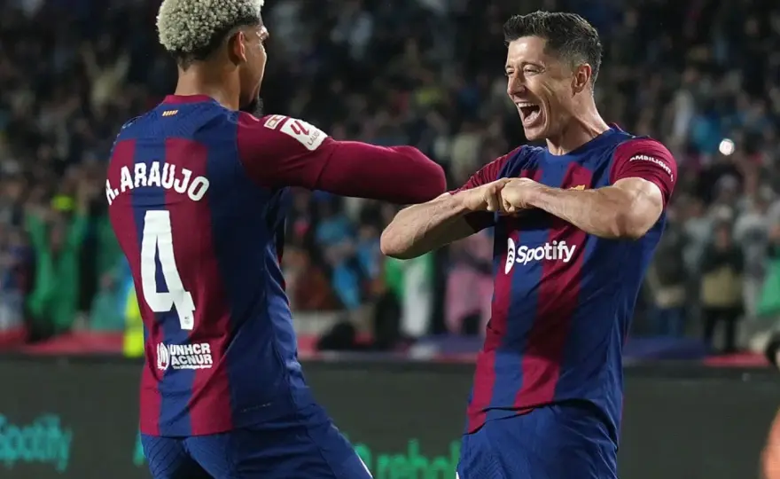 Kto jest kapitanem Barcelony? Prawda o opasce i Araujo