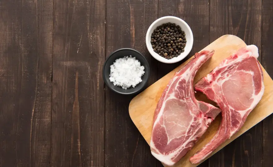 Côte de porc au four: le secret d'une viande juteuse et dorée