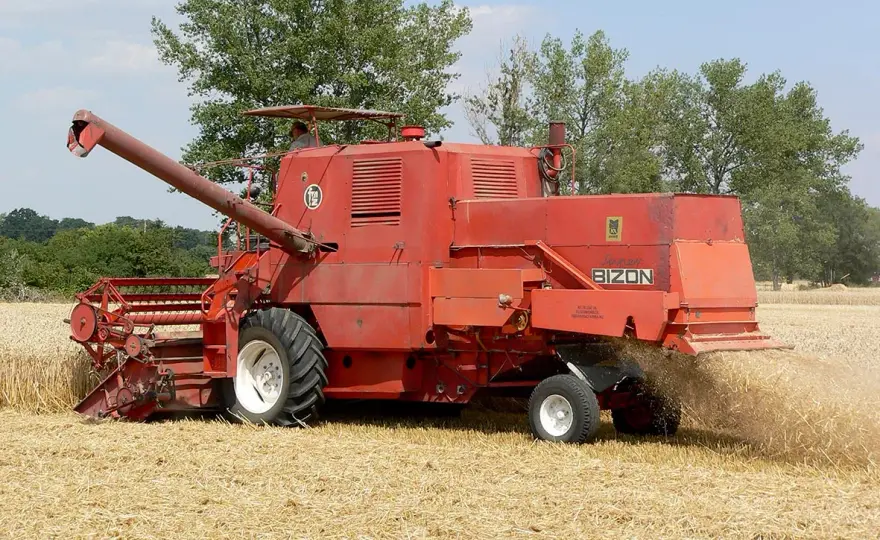 Bizon Z056: Co warto wiedzieć o cenach i wyposażeniu kombajnu?