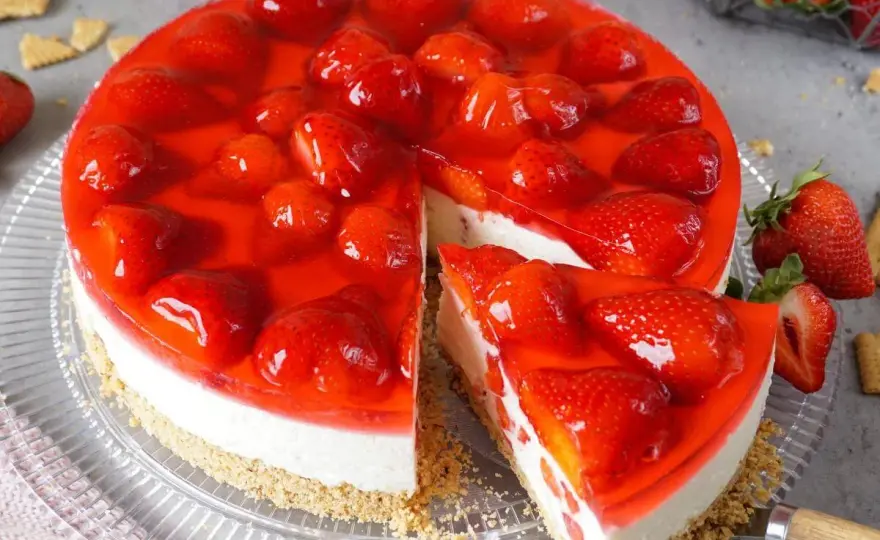 Erdbeerkuchen ohne Backen - So gelingt er stabil und schnittfest