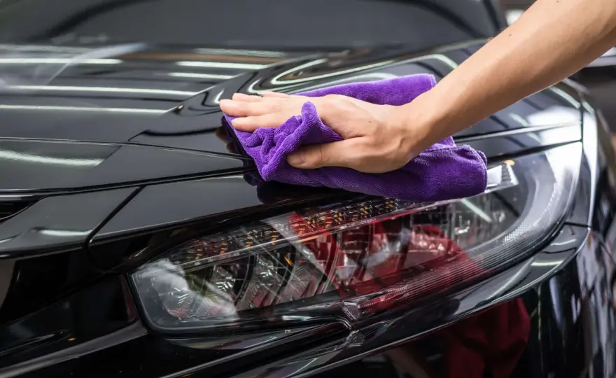 Jak woskować czarne auto? Sekret głębokiej czerni i połysku.