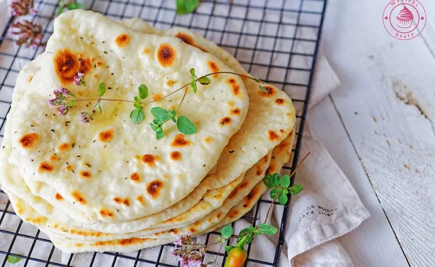 Naan w domu: idealny przepis krok po kroku na puszyste placki!