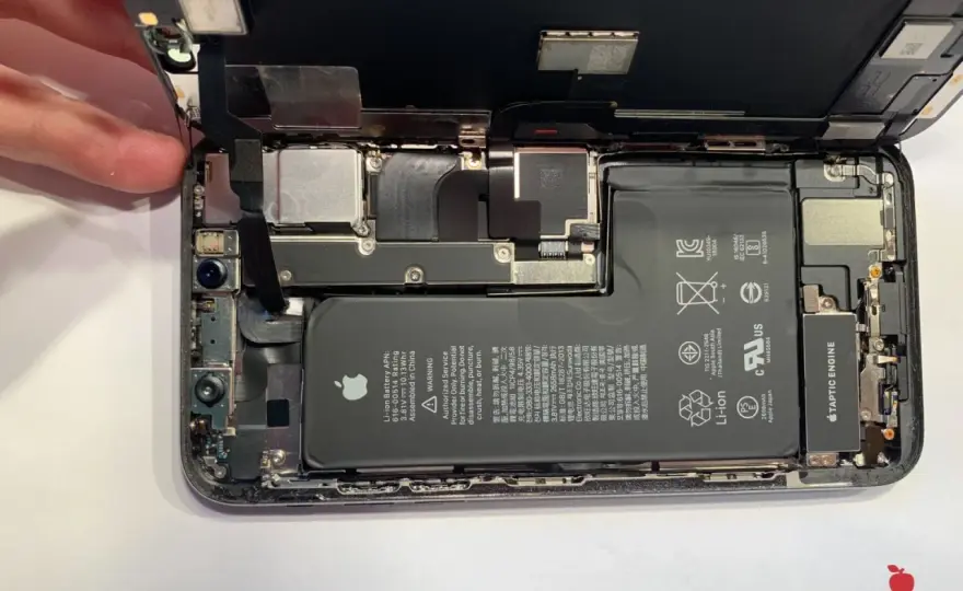 Zalany iPhone? Jak uratować telefon i dane - Poradnik