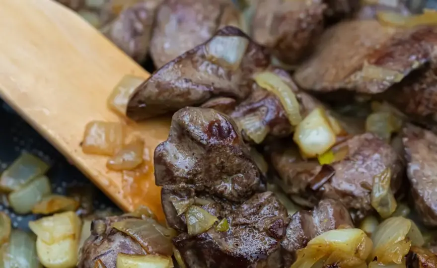 Ile czasu gotować wątróbkę drobiową, aby była soczysta i delikatna?