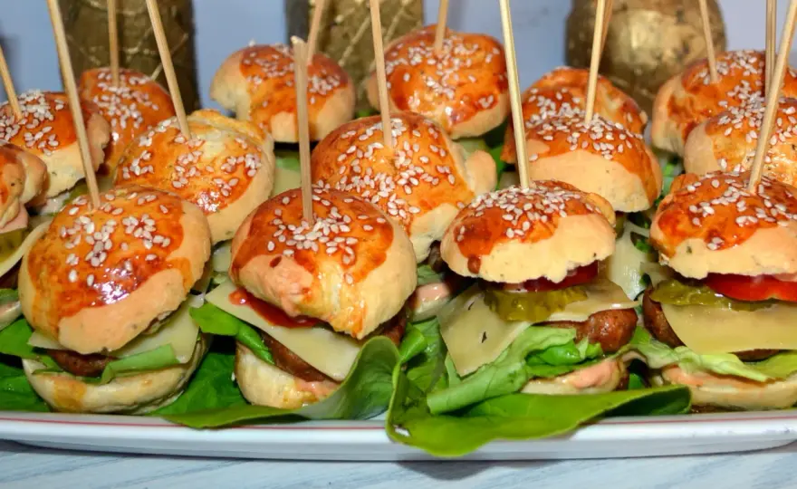 Co zrobić z bułki do hamburgerów? 10 kreatywnych pomysłów na dania