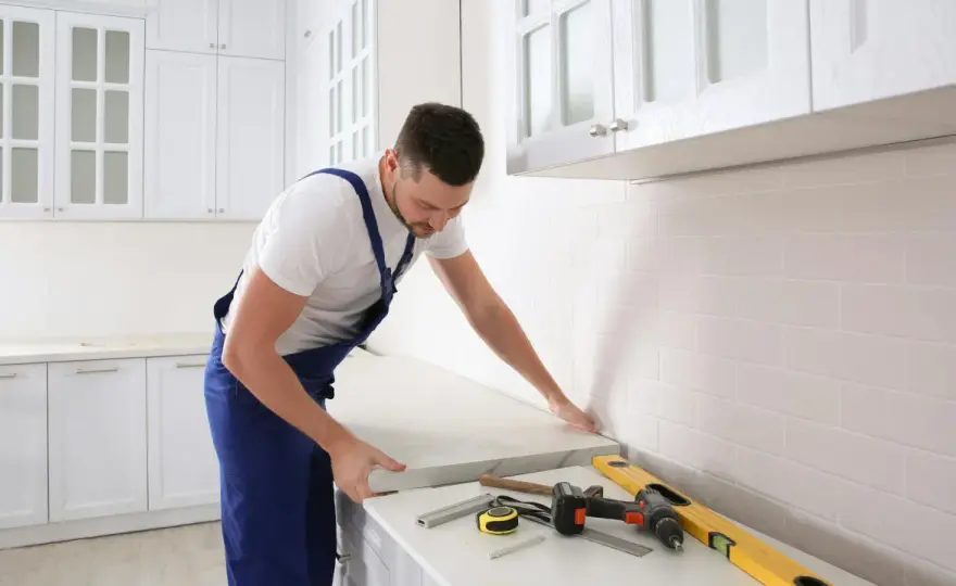 Jak przymocować blat do ściany? Poradnik DIY krok po kroku