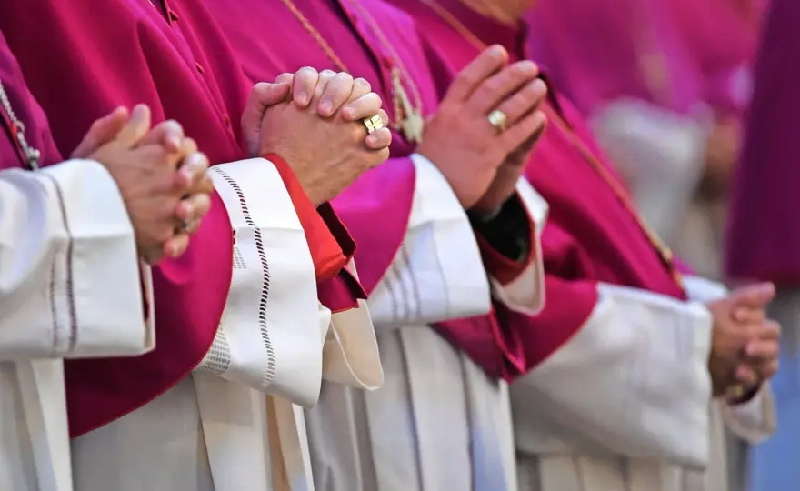 Zahlt ein Pfarrer Kirchensteuer? Die klare Antwort für Deutschland