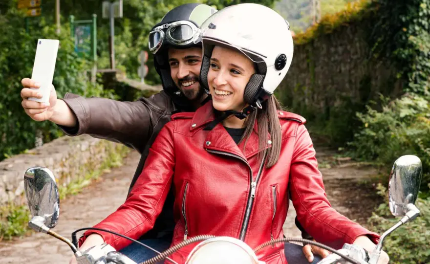 Manos libres en moto - ¿Legal? Evita multas y conduce seguro.