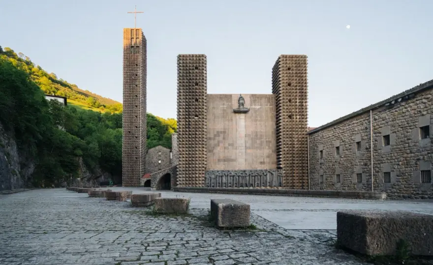 Arantzazu - Santuario vasco: arte, fe y ruta cultural
