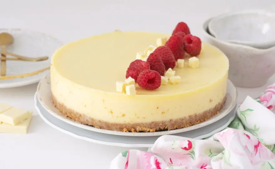 Tarta fría de chocolate blanco sin horno, cremosa y fácil