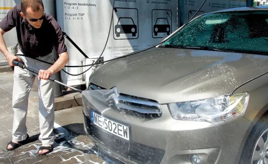 Jak prawidłowo myć auto, aby uniknąć zarysowań i uszkodzeń