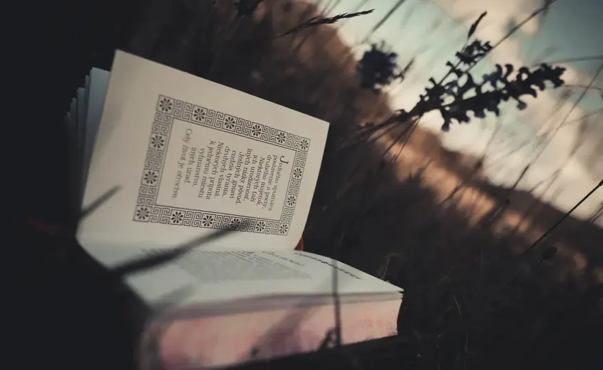 Co to testament w Biblii? Zrozumienie przymierza i jego znaczenia