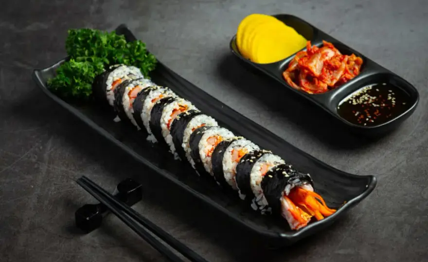 Kimbap a sushi: Kluczowe różnice w ryżu, nadzieniu i smaku