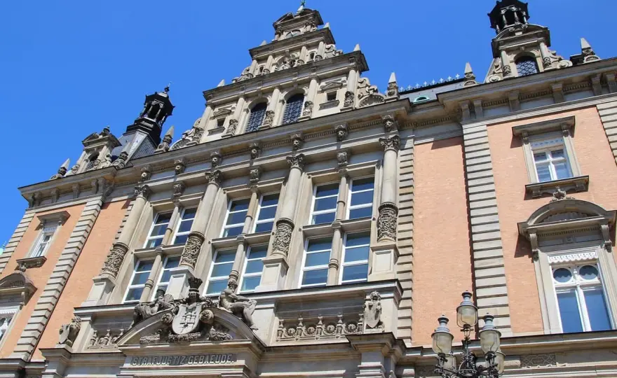 Konsekwencje niestawiennictwa świadka w sądzie: grzywna, areszt?