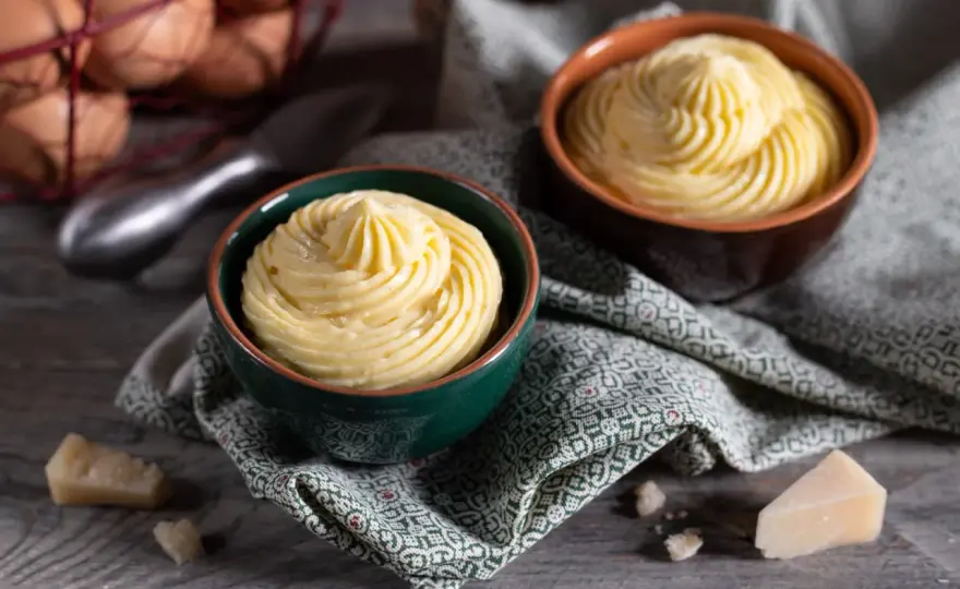 Crema pasticcera salata al Parmigiano per farciture perfette