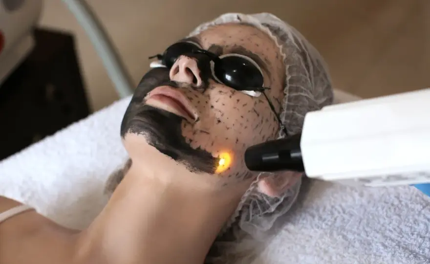 Peeling węglowy - czy to hit dla Twojej cery? Sprawdź!