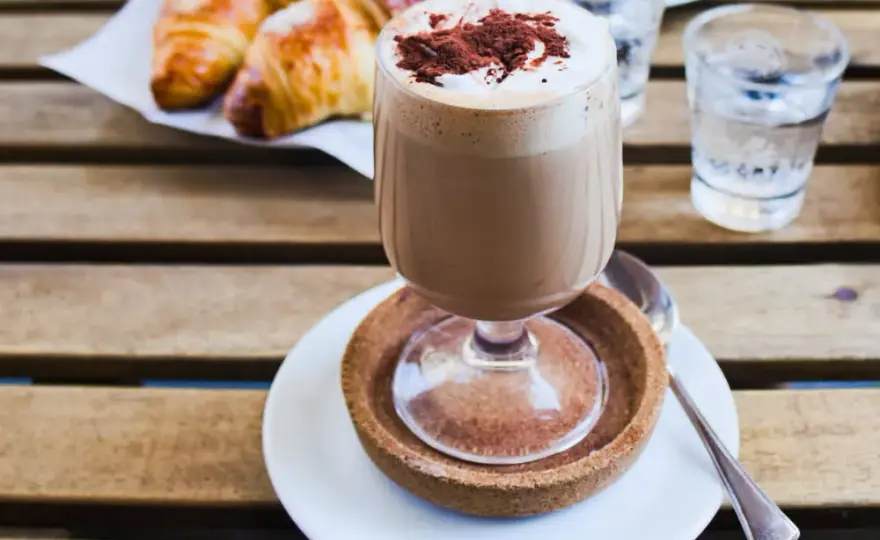 Włoski napój kawowy: odkryj sekrety cappuccino, latte i bicerin
