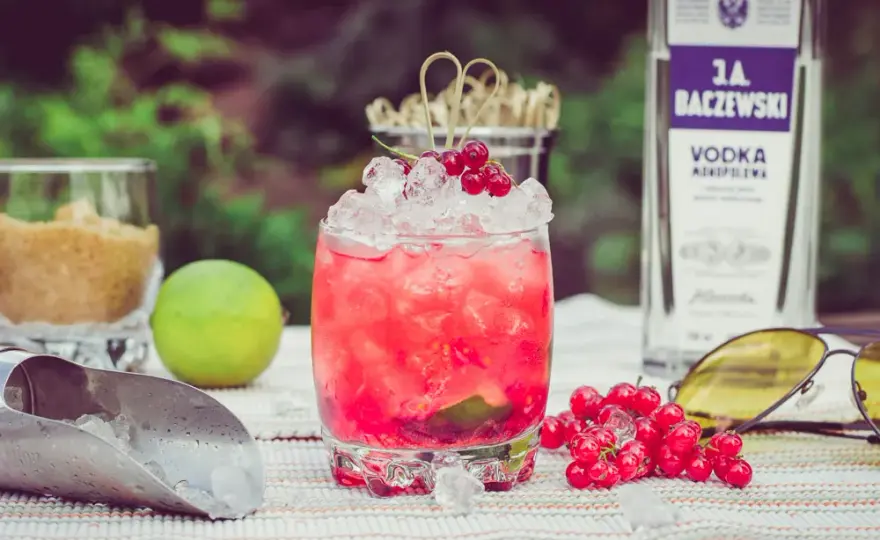 Najlepsze drinki z wódką porzeczkową, które zachwycą Twoje podniebienie