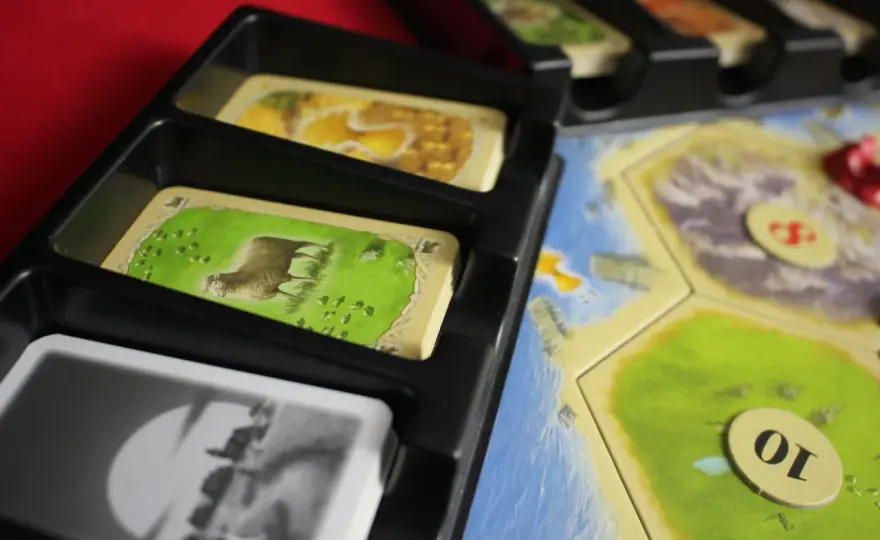 Catan recenzja: odkryj mocne i słabe strony kultowej gry planszowej