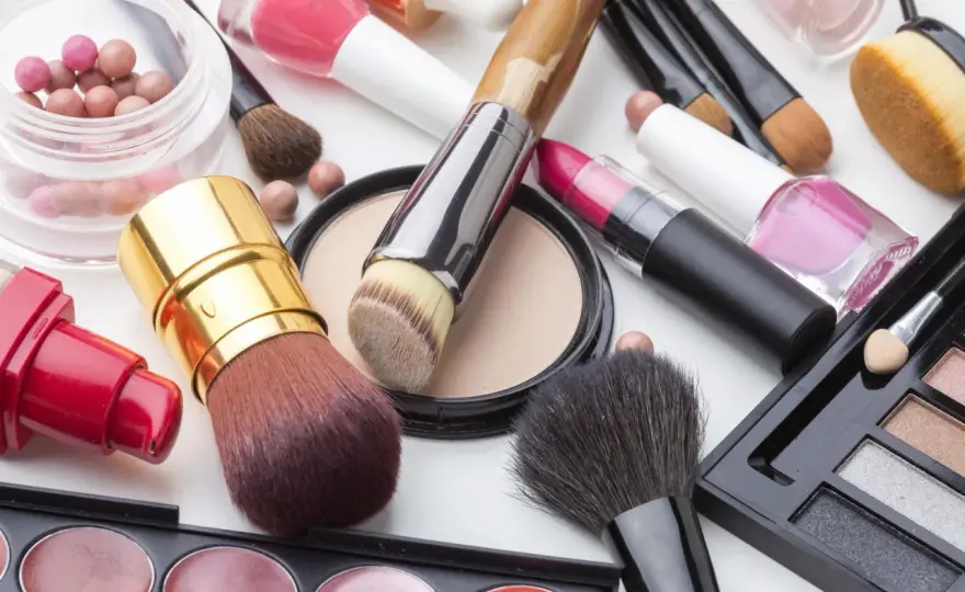 Maquillage simple et chic - la routine naturelle en 10 minutes