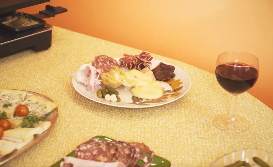 Quel vin rouge servir avec la raclette ?