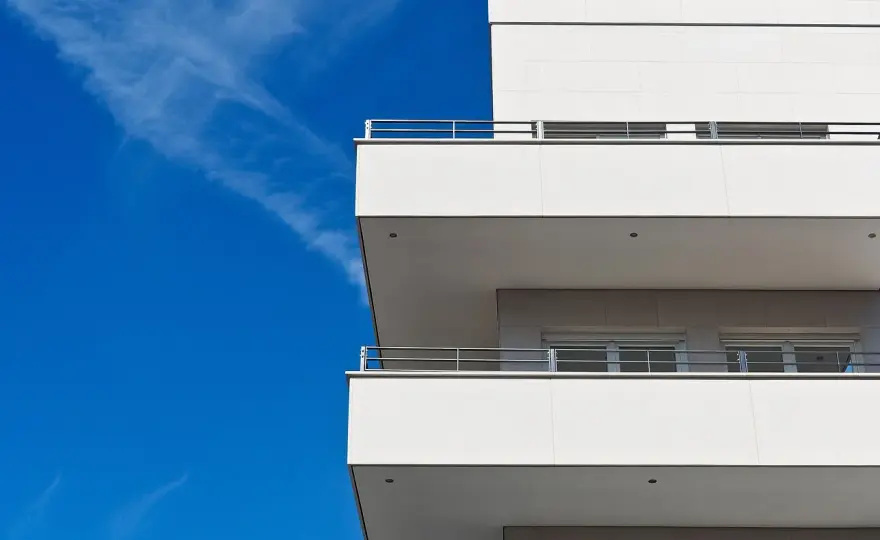 Balkon: Zbrojenie górą czy dołem? Uniknij katastrofy!