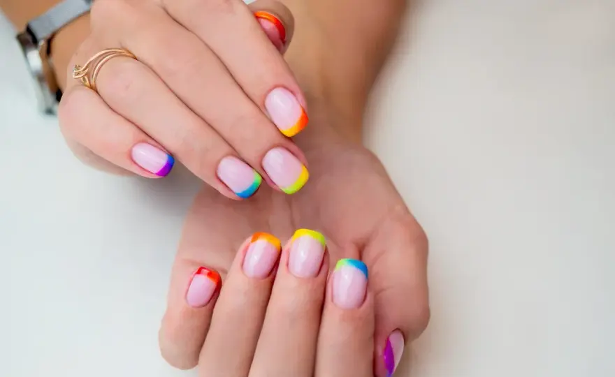 French hybrydowy - idealny manicure? Zobacz, jak go zrobić!