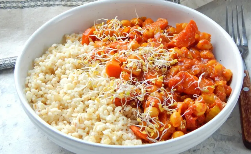 Ugotowana ciecierzyca: przepisy, pomysły i inspiracje na obiad i deser