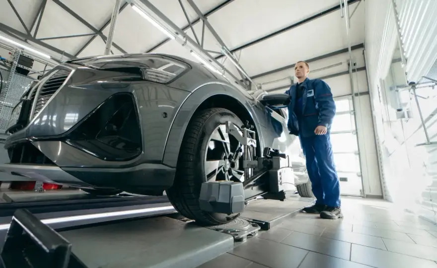 Ile zarabia elektromechanik samochodowy? Sprawdź widełki płac