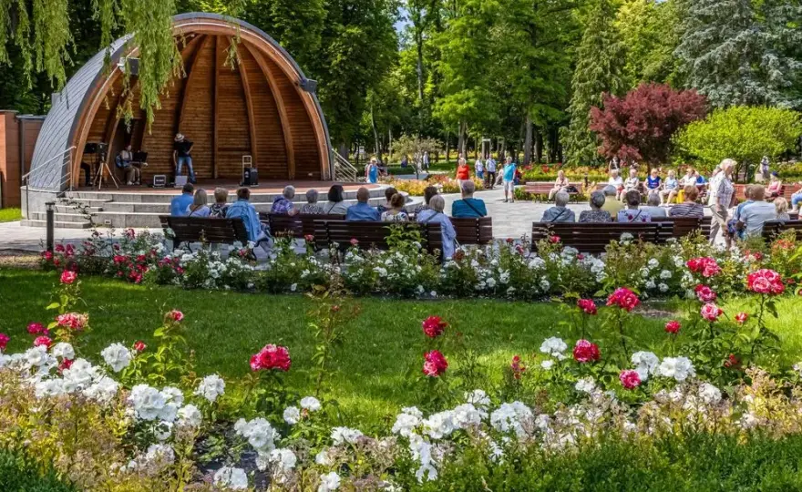 Busko-Zdrój: Odkryj uzdrowiskowy urok! Co zobaczyć?