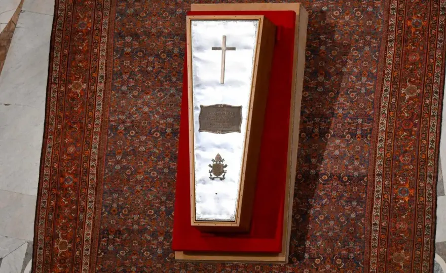 Gläserner Sarg im Petersdom – Was steckt dahinter?